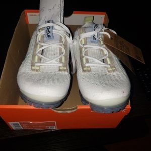 NIKE WOMEN'S VAPORMAX FLY KNIT WHITE/GRAY SNEAKER SIZE 5Y